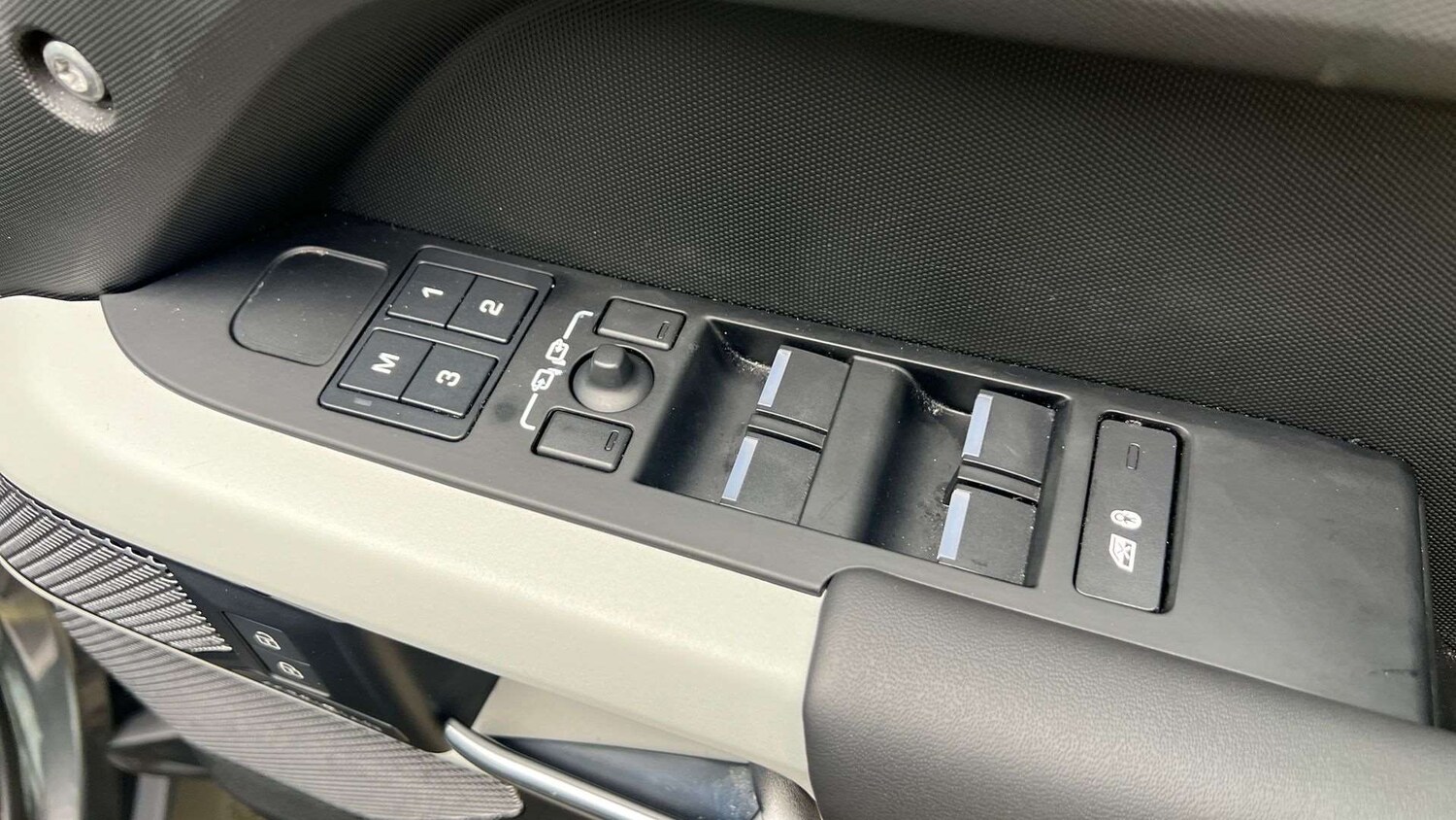 Used Land Rover Defender 2023 for sale - 76902260: Photo 25