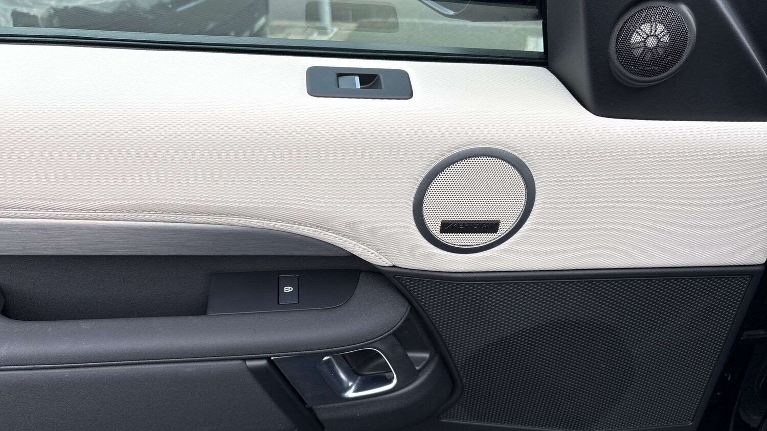 Used Land Rover Discovery 2025 for sale - 77123327: Photo 31