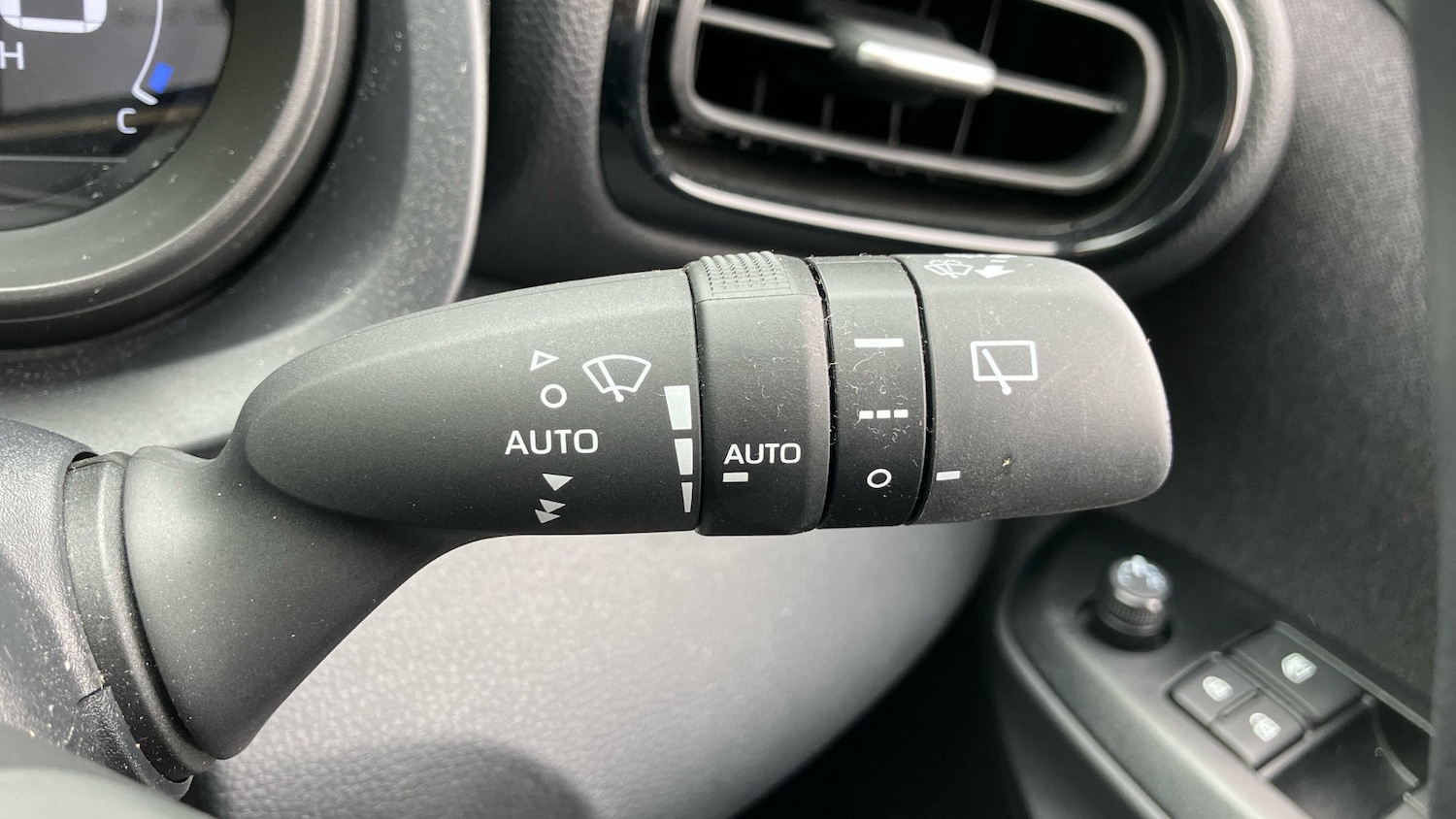 Used Toyota Yaris 2023 for sale - 76517904: Photo 39