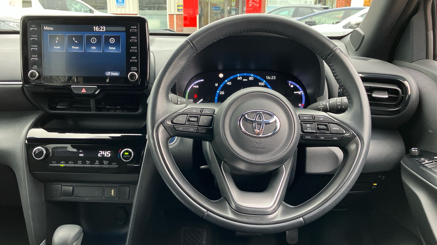 Used Toyota Yaris Cross 2023 for sale - 76302887: Photo 6