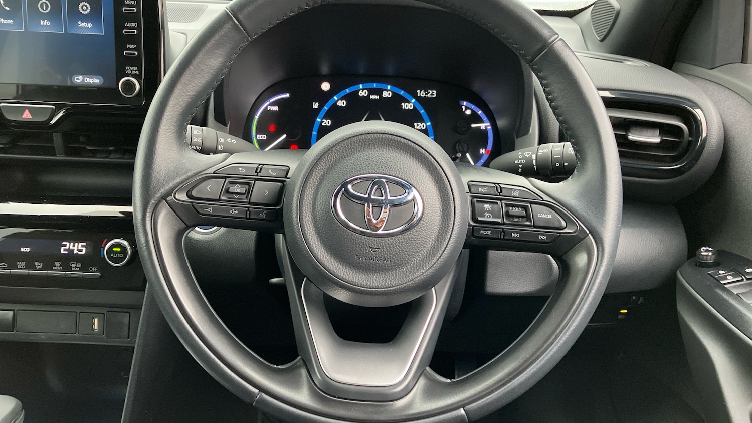 Used Toyota Yaris Cross 2023 for sale - 76302887: Photo 8