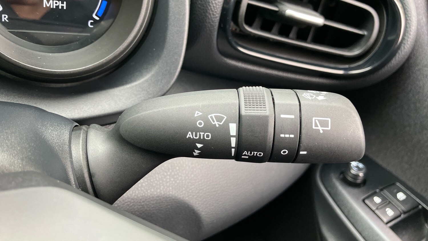 Used Toyota Yaris Cross 2024 for sale - 75945074: Photo 39