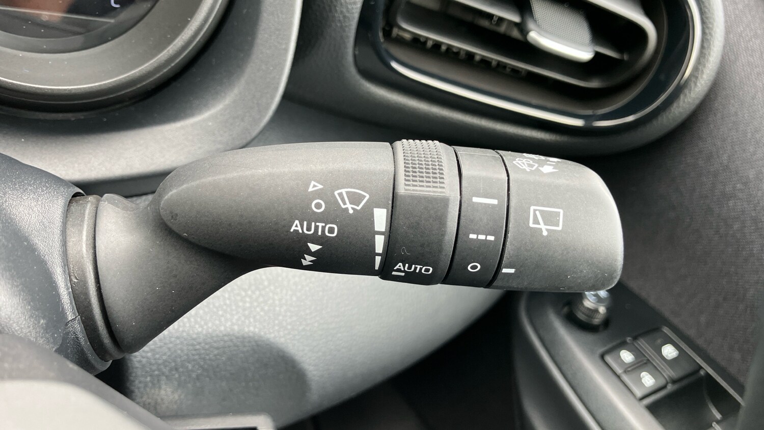 Used Toyota Yaris 2023 for sale - 76452628: Photo 39