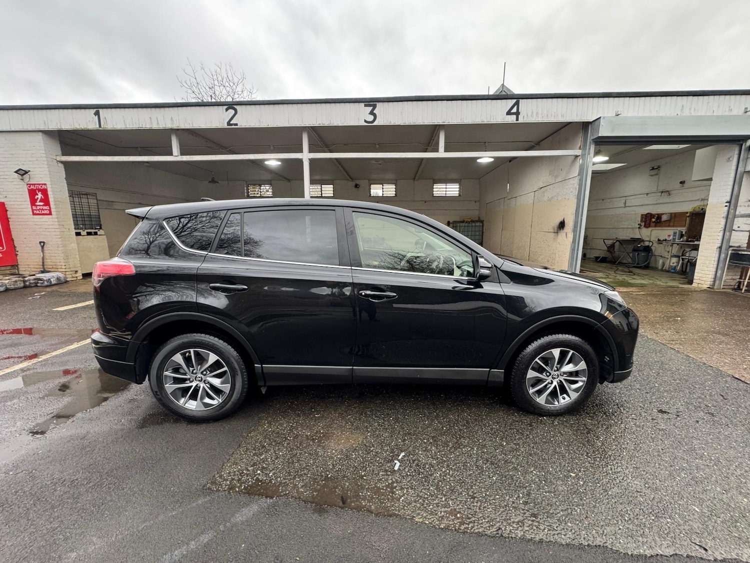 Used Toyota RAV4 2017 for sale - 77141035: Photo 2