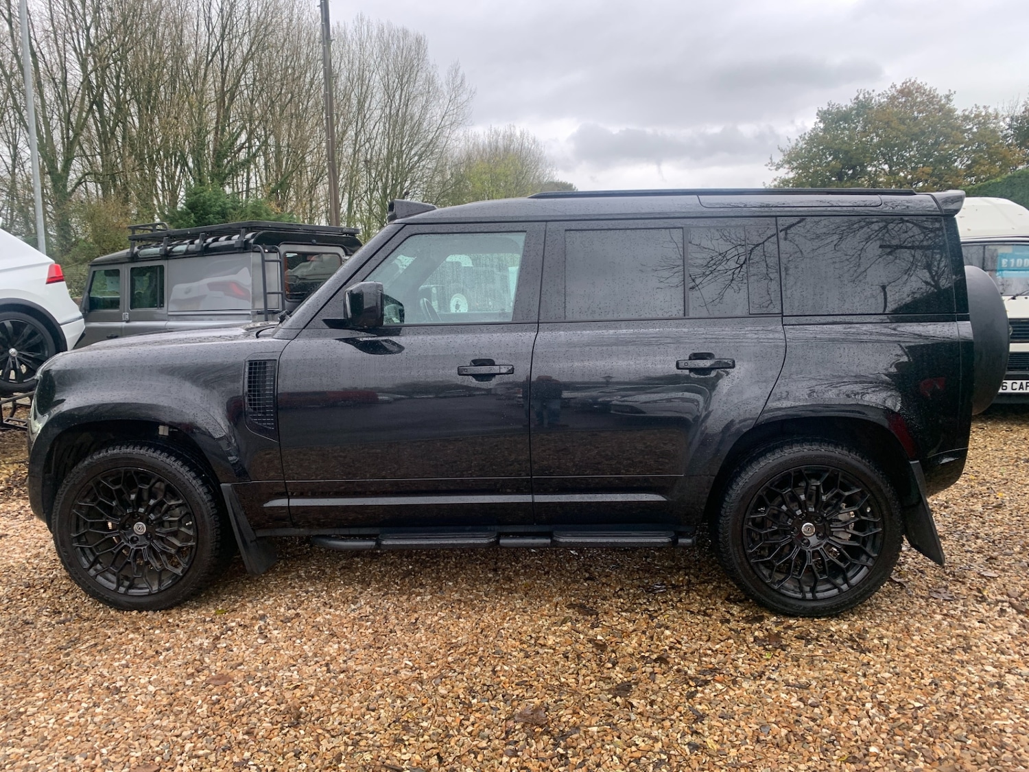 Used Land Rover Defender 2024 for sale - 76567892: Photo 2