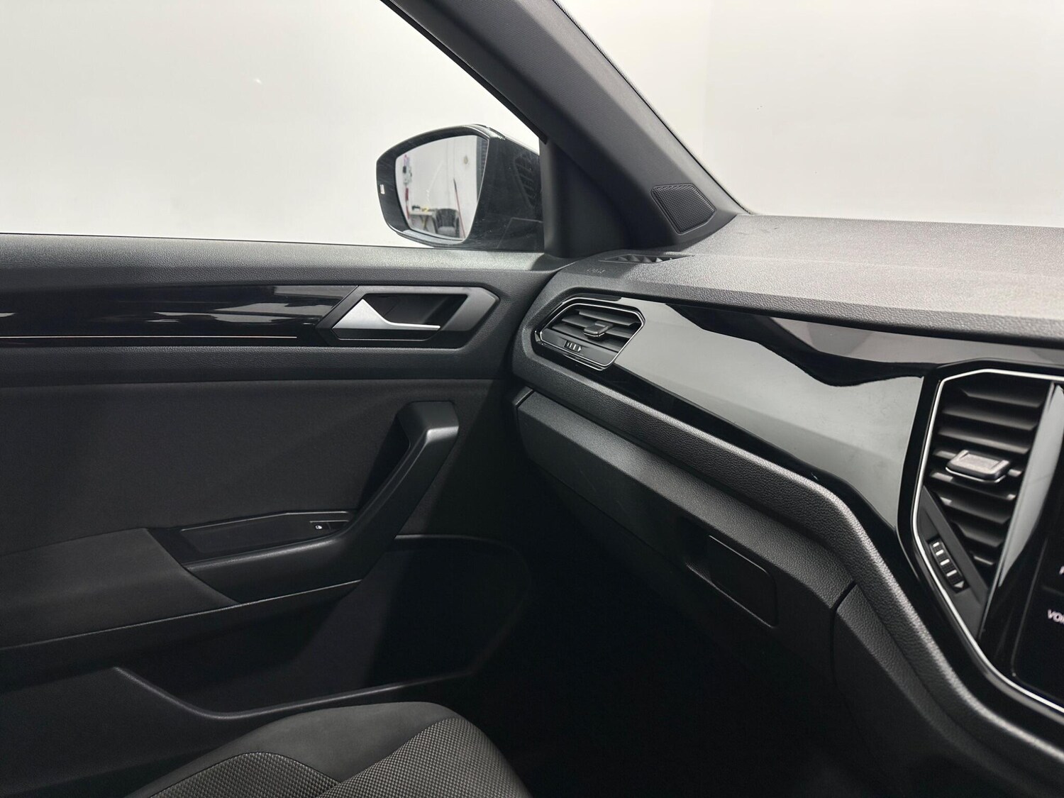 Used Volkswagen T-Roc for sale - 77497174: Photo 24