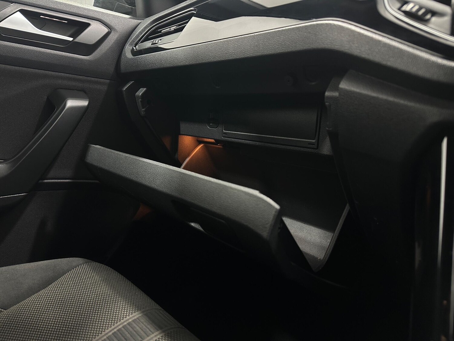 Used Volkswagen T-Roc for sale - 77497174: Photo 25