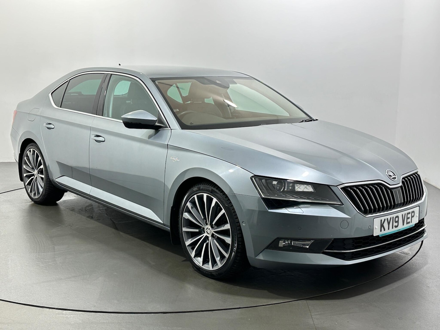 Used Skoda Superb 2019 for sale - 77132070: Photo 1