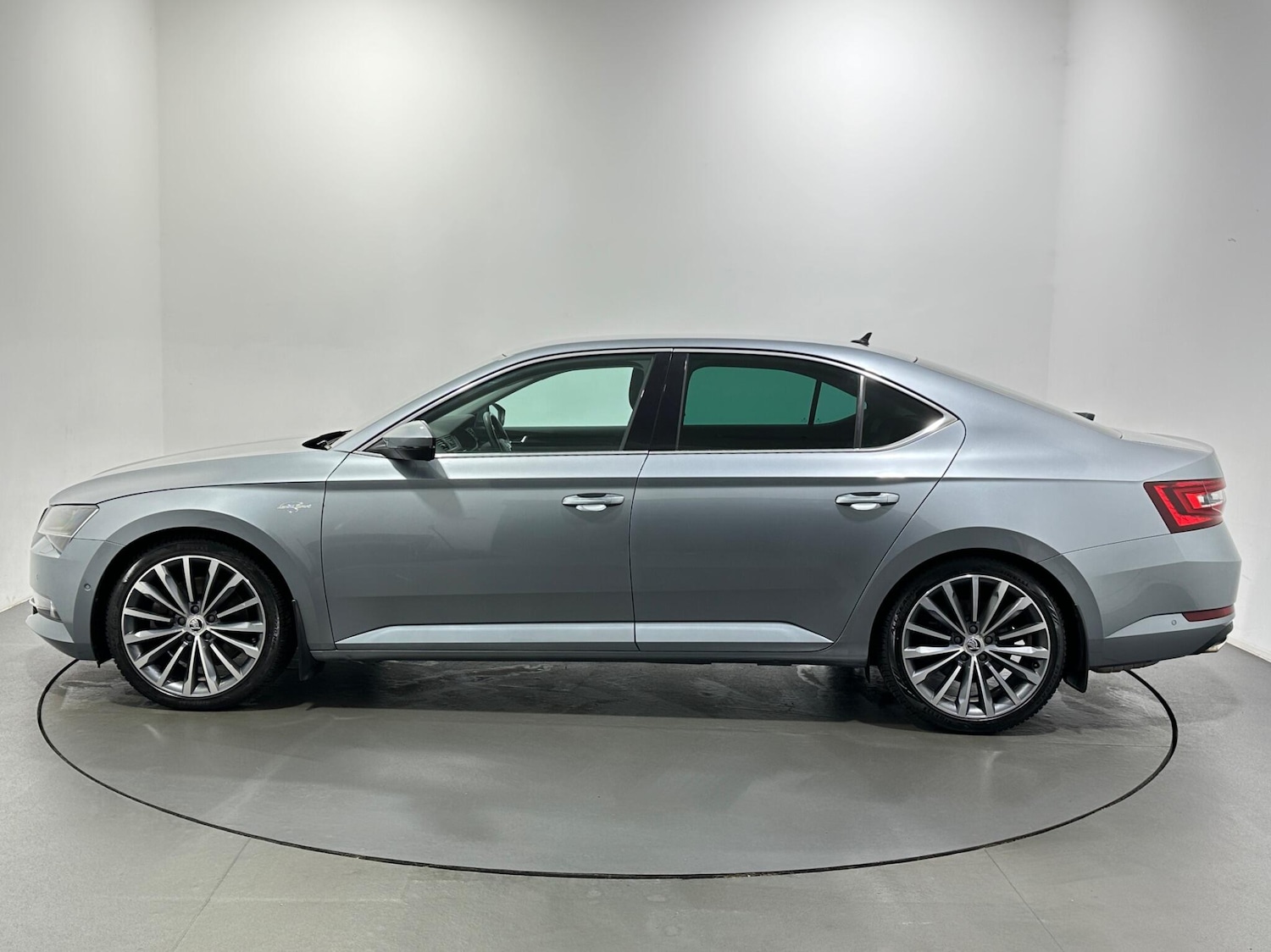 Used Skoda Superb 2019 for sale - 77132070: Photo 5