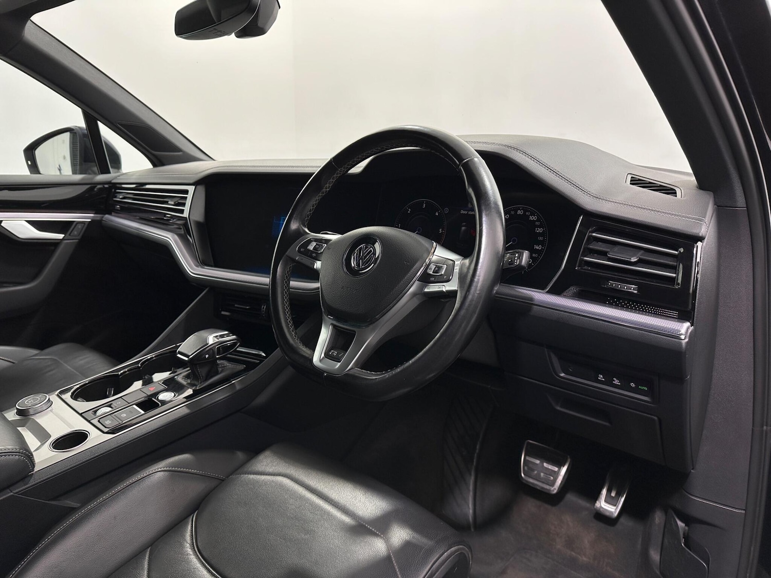 Used Volkswagen Touareg 2018 for sale - 76878507: Photo 10