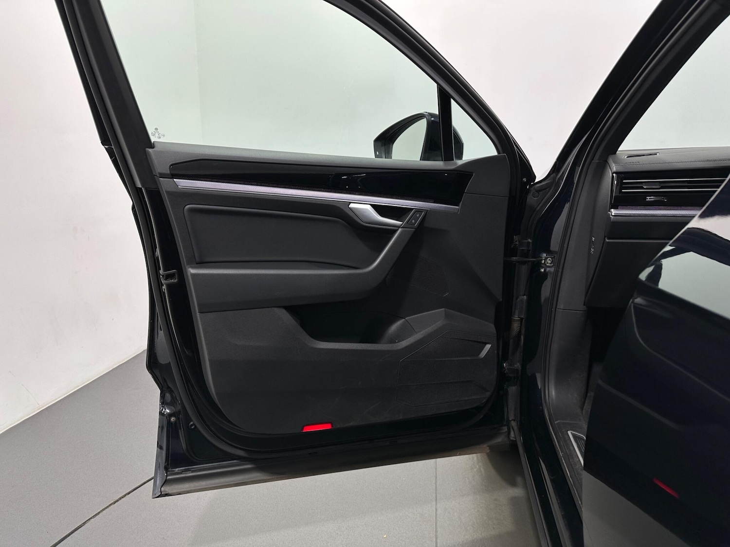 Used Volkswagen Touareg 2018 for sale - 76878507: Photo 36