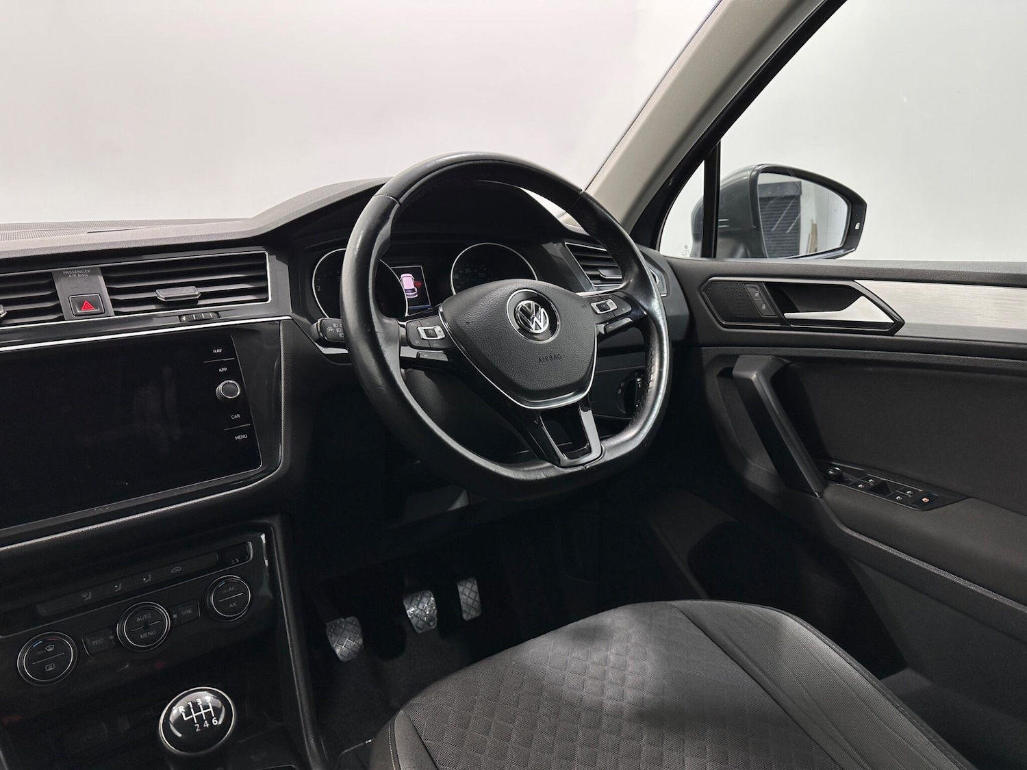 Used Volkswagen Tiguan 2018 for sale - 77441234: Photo 11