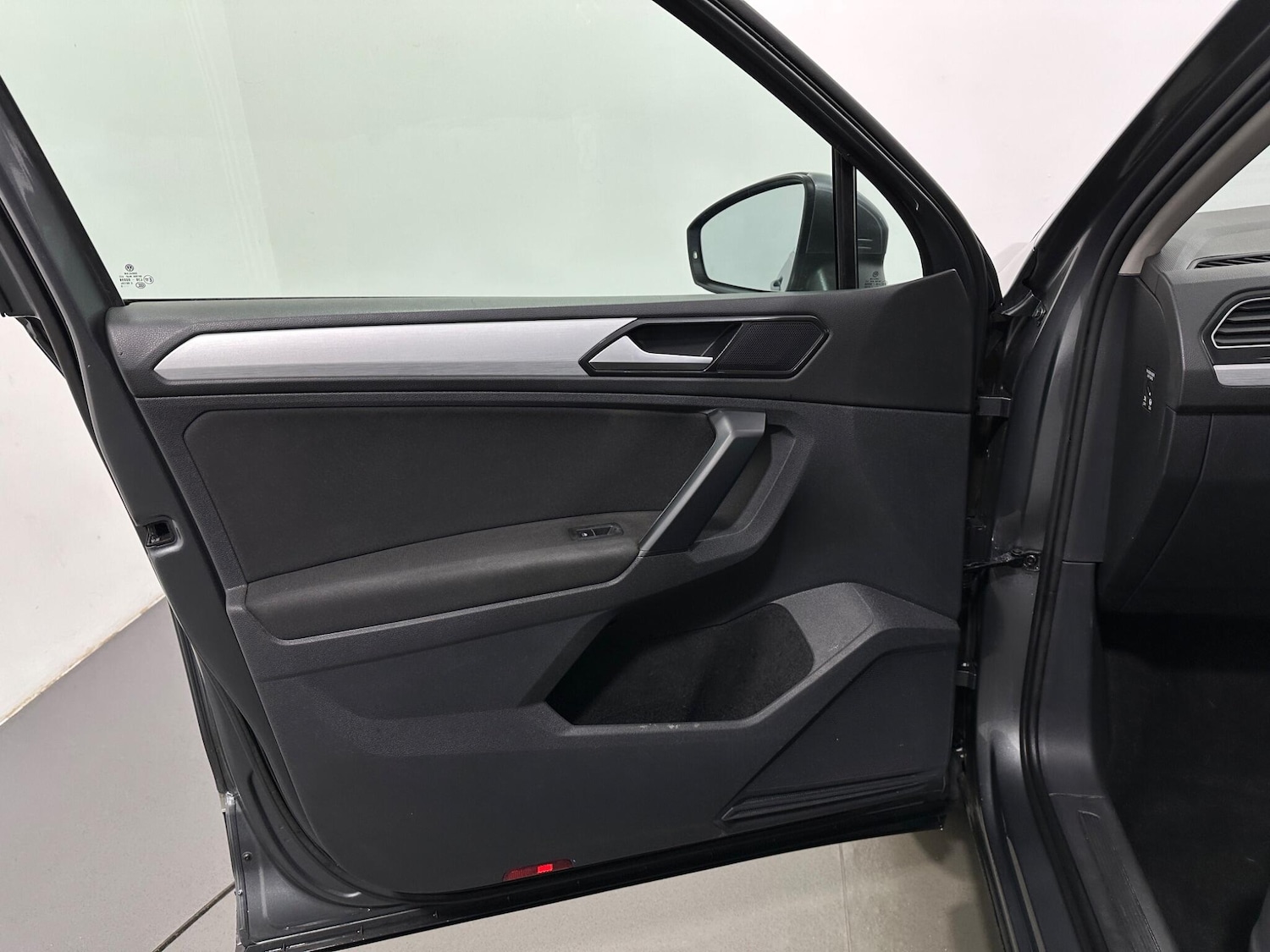 Used Volkswagen Tiguan 2018 for sale - 77441234: Photo 37