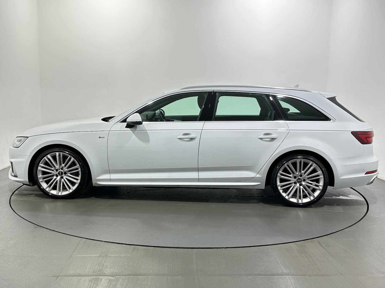 Used Audi A4 2019 for sale - 77290929: Photo 5