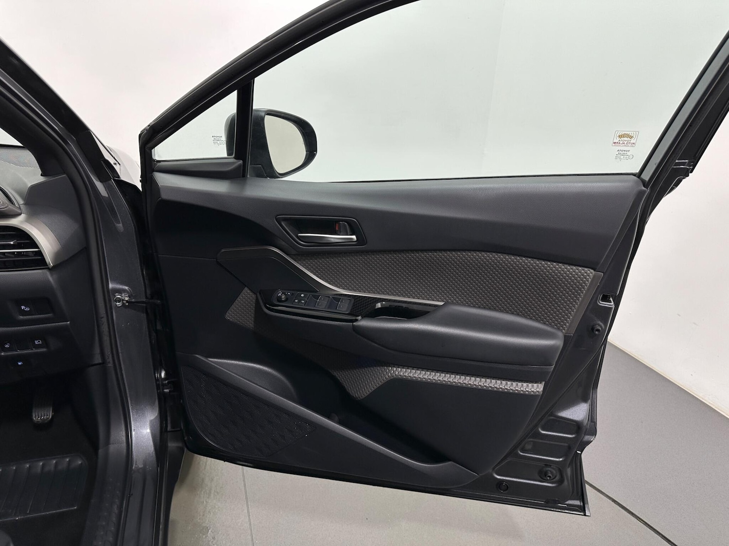 Used Toyota C-HR for sale - 77191943: Photo 30