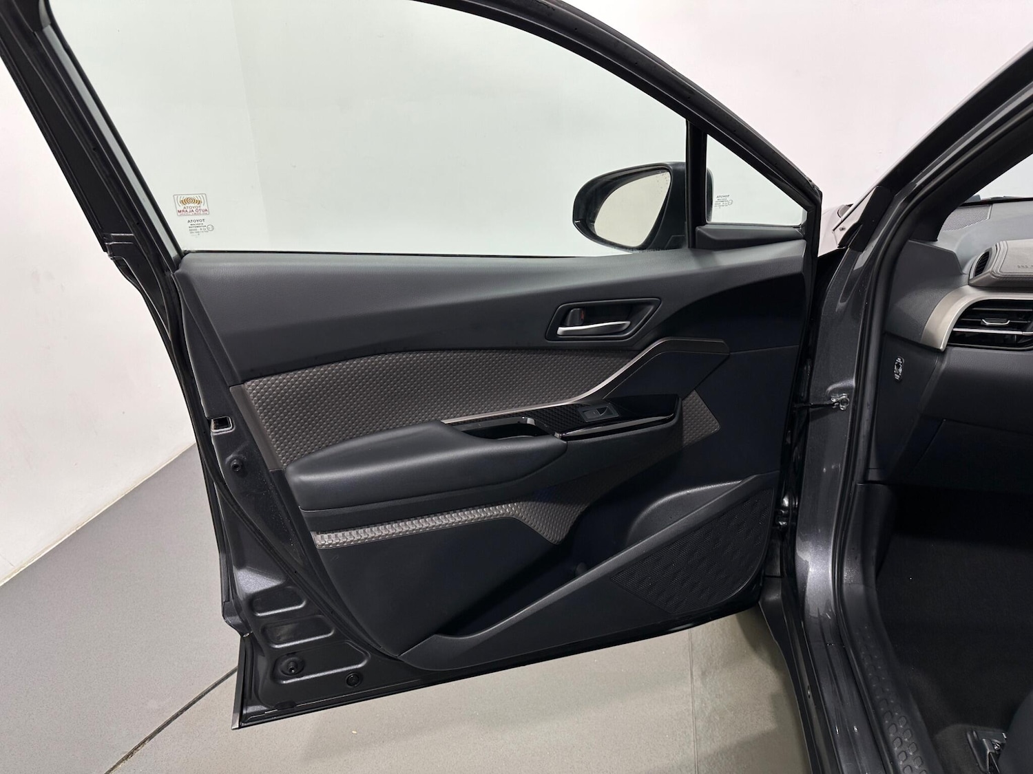 Used Toyota C-HR for sale - 77191943: Photo 33