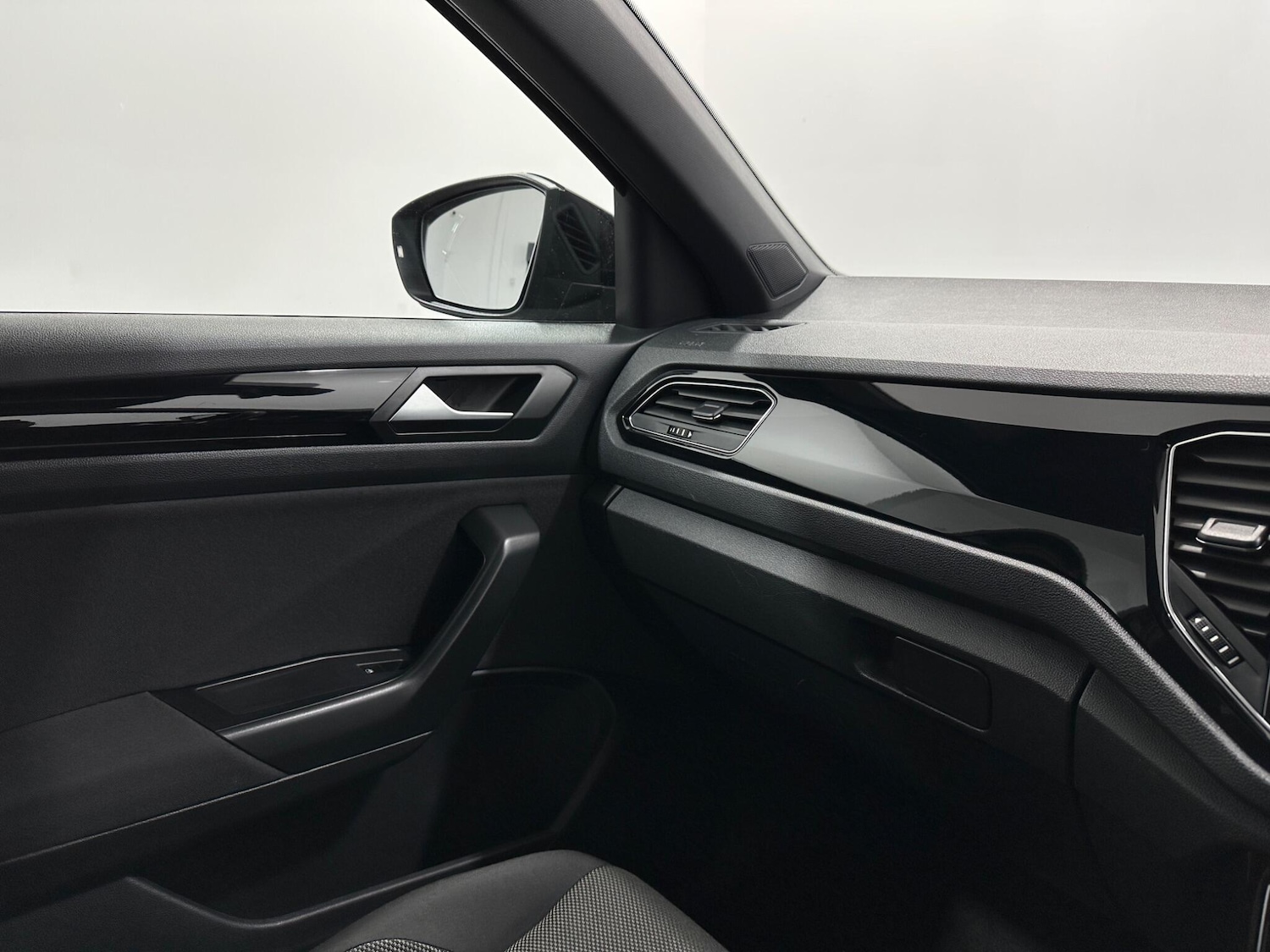 Used Volkswagen T-Roc for sale - 77291003: Photo 24