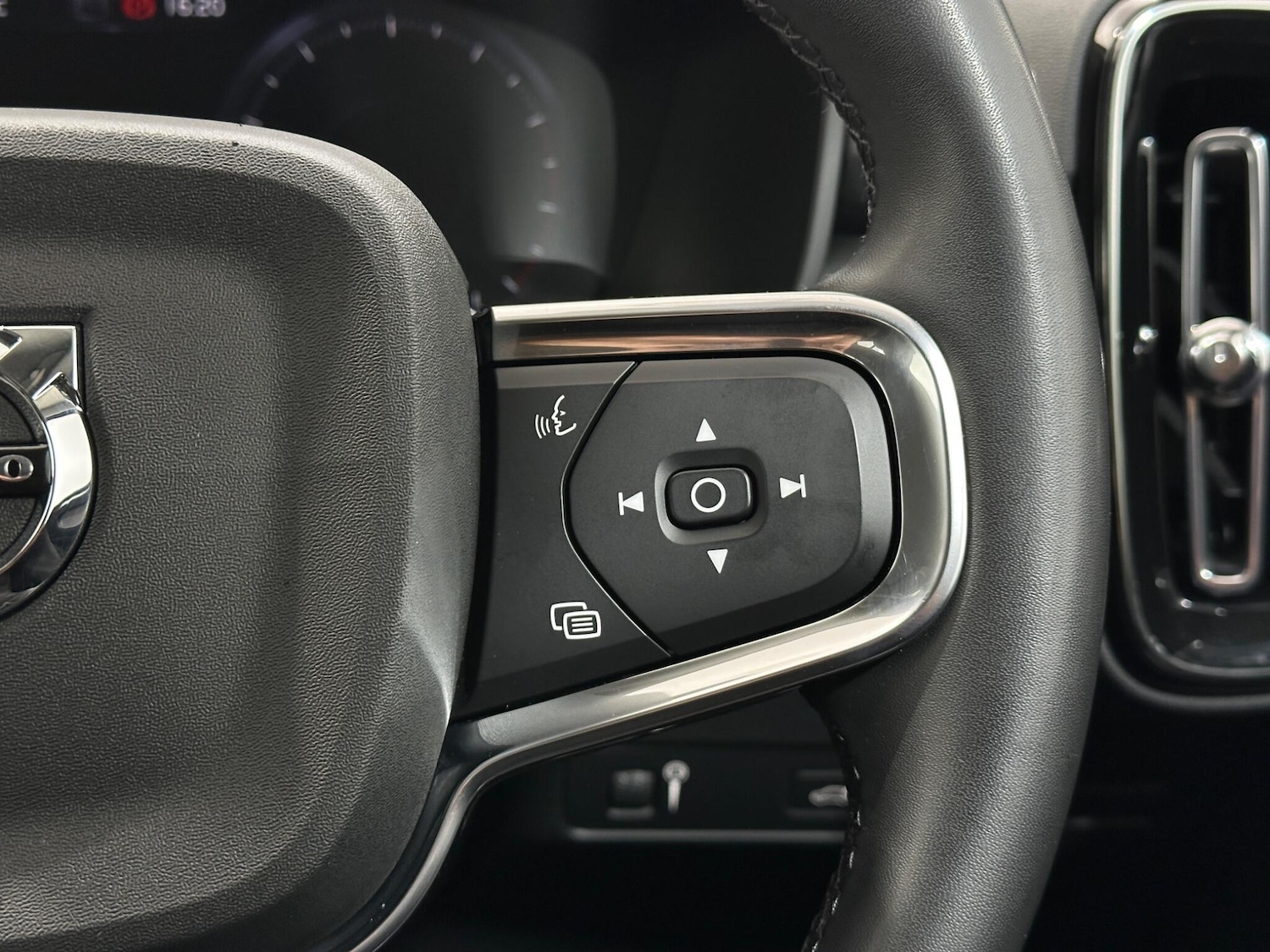 Used Volvo XC40 2021 for sale - 76878623: Photo 15