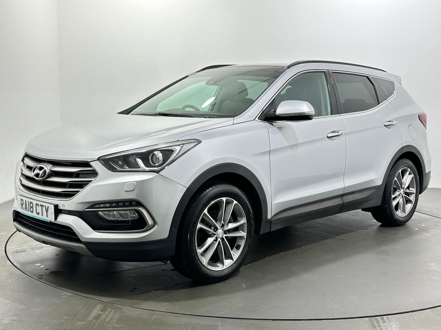 Used Hyundai Santa Fe 2018 for sale - 78020114: Photo 4