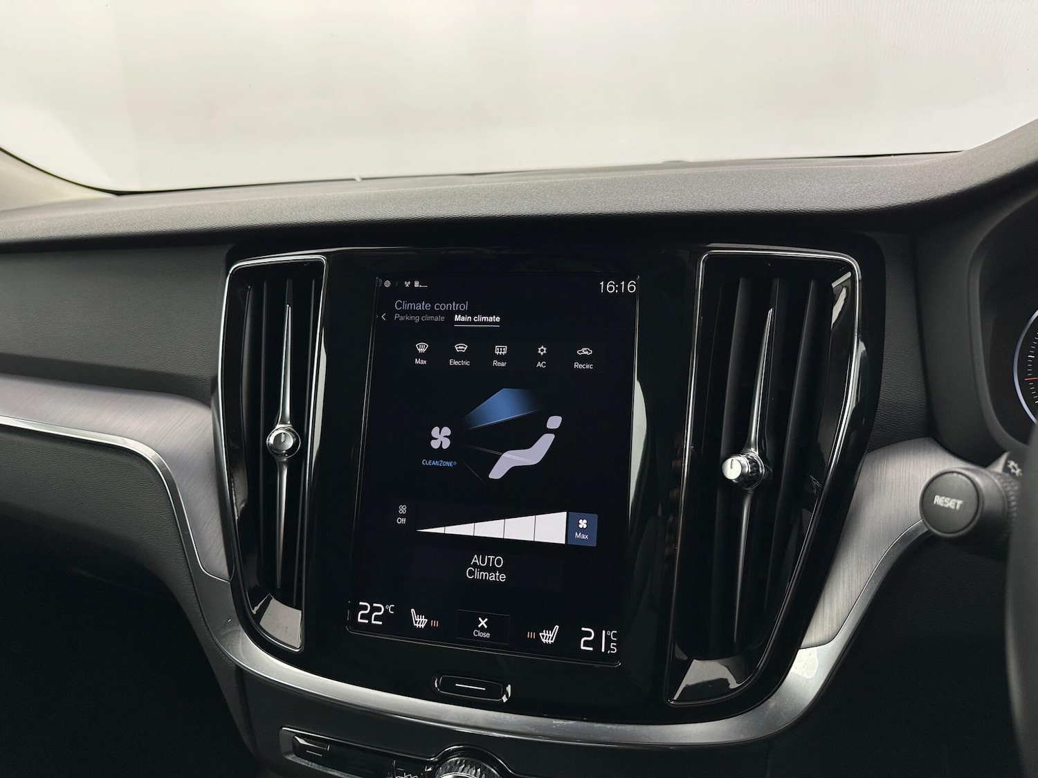 Used Volvo V60 2018 for sale - 77202721: Photo 23