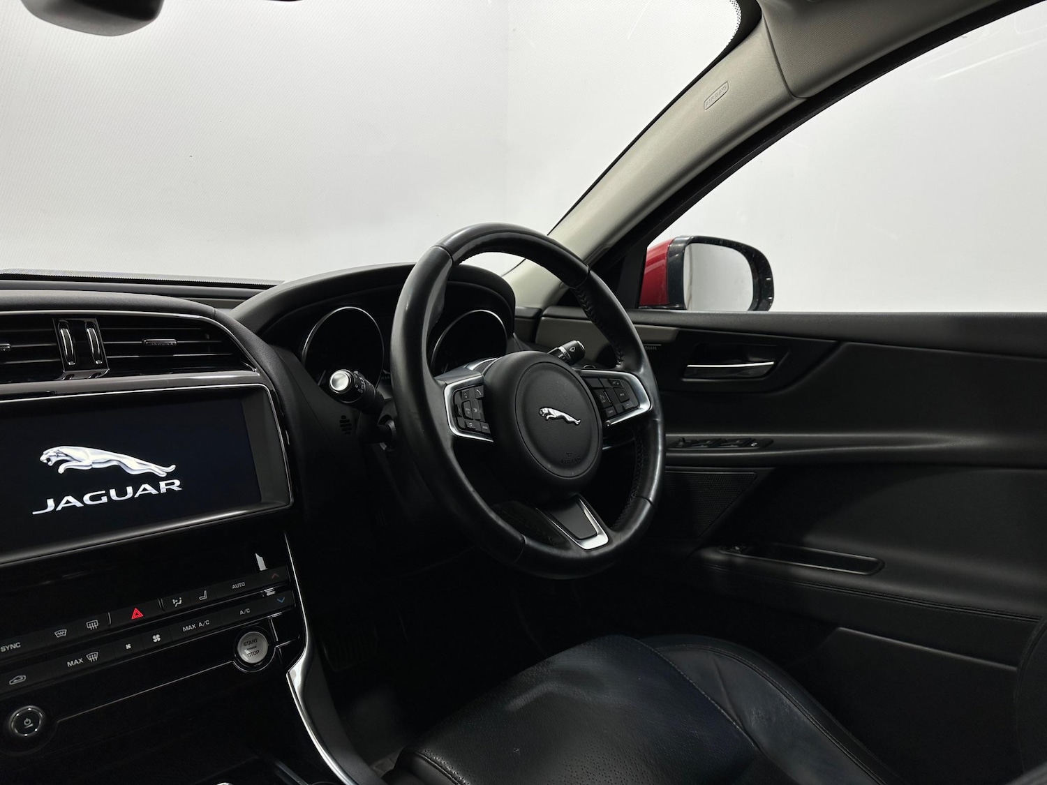 Used Jaguar XE 2018 for sale - 76878509: Photo 11