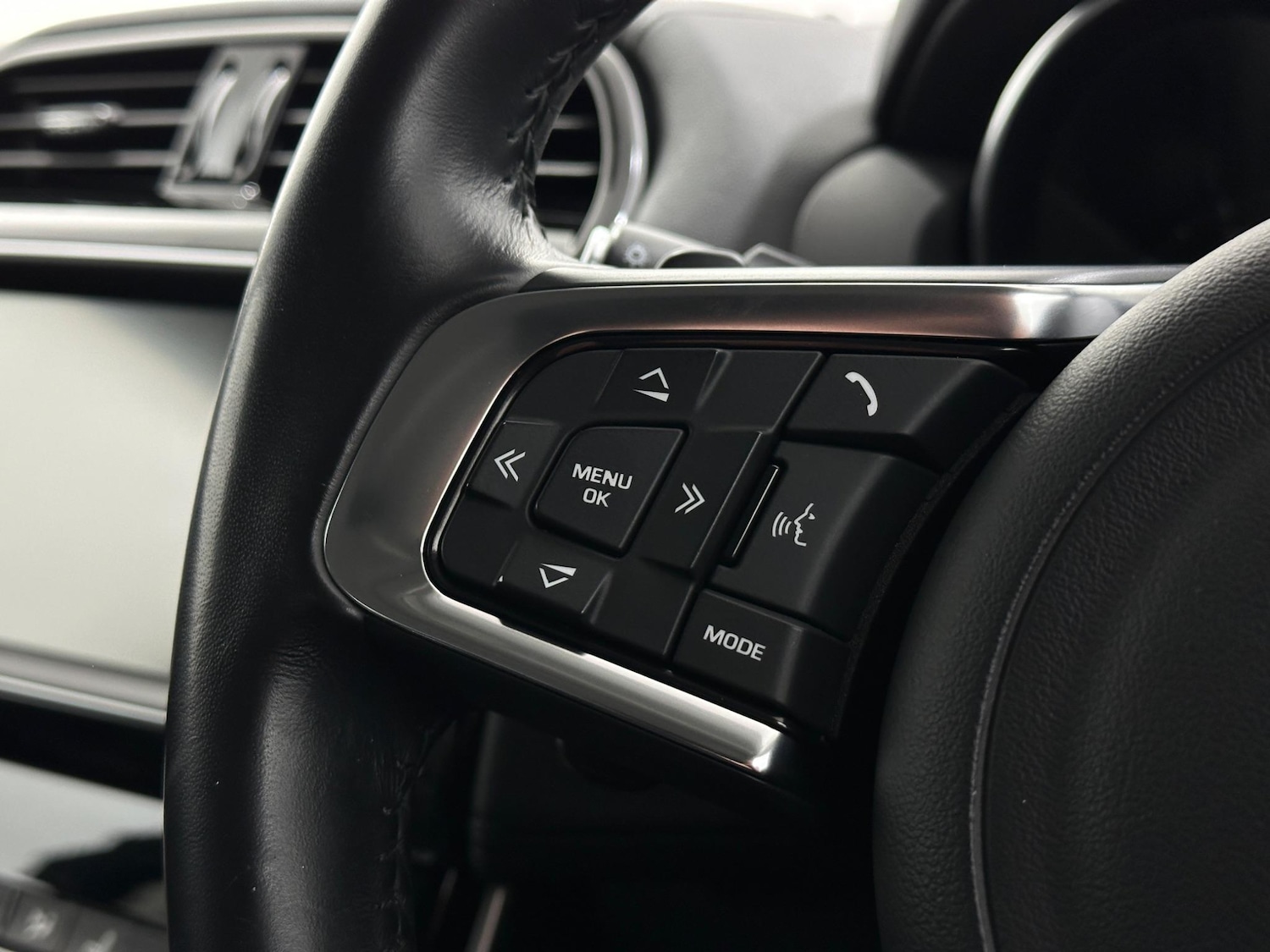 Used Jaguar XE 2018 for sale - 76878509: Photo 14