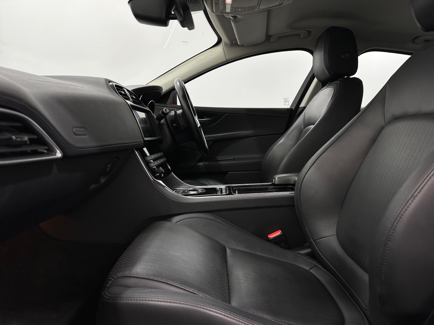 Used Jaguar XE 2018 for sale - 76878509: Photo 32