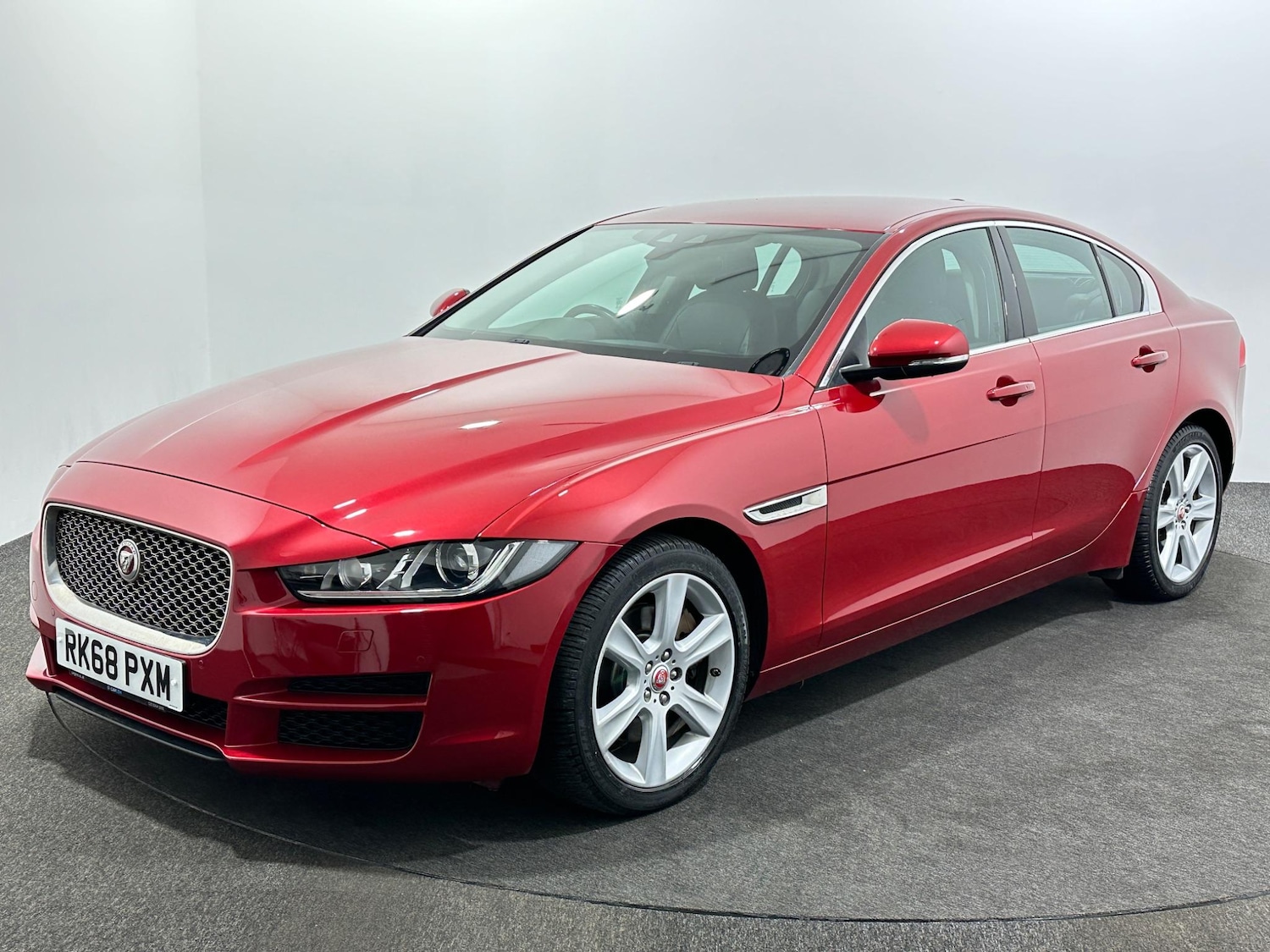 Used Jaguar XE 2018 for sale - 76878509: Photo 4