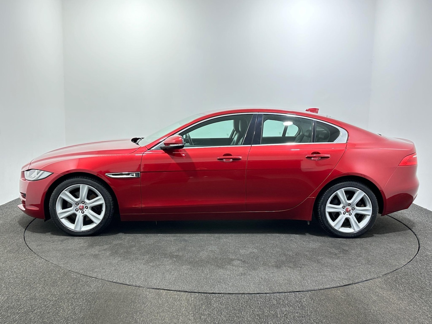 Used Jaguar XE 2018 for sale - 76878509: Photo 5