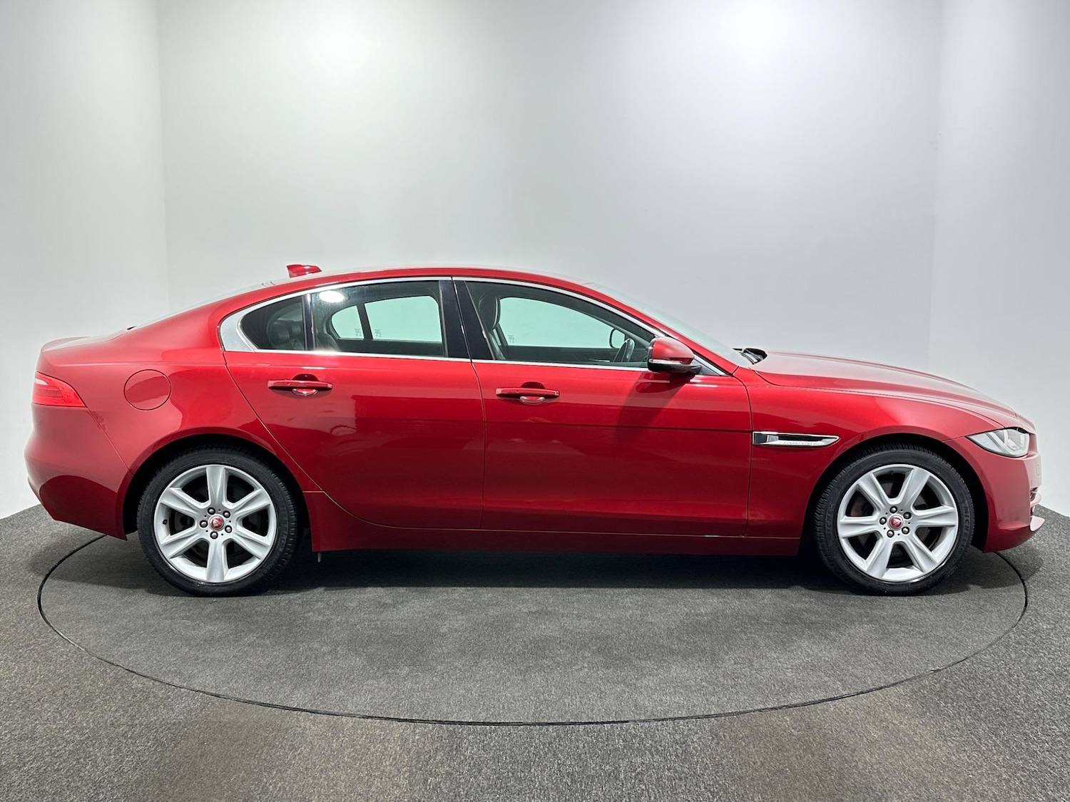 Used Jaguar XE 2018 for sale - 76878509: Photo 9