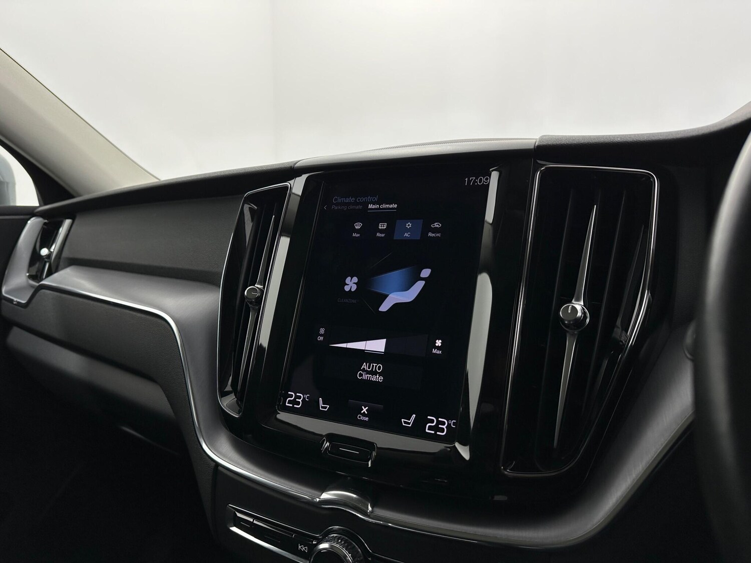 Used Volvo XC60 2021 for sale - 76878921: Photo 21