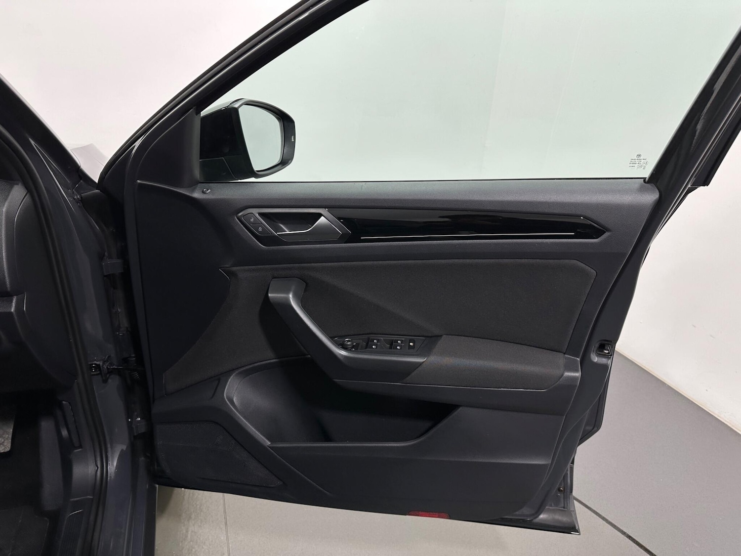 Used Volkswagen T-Roc for sale - 77455663: Photo 34