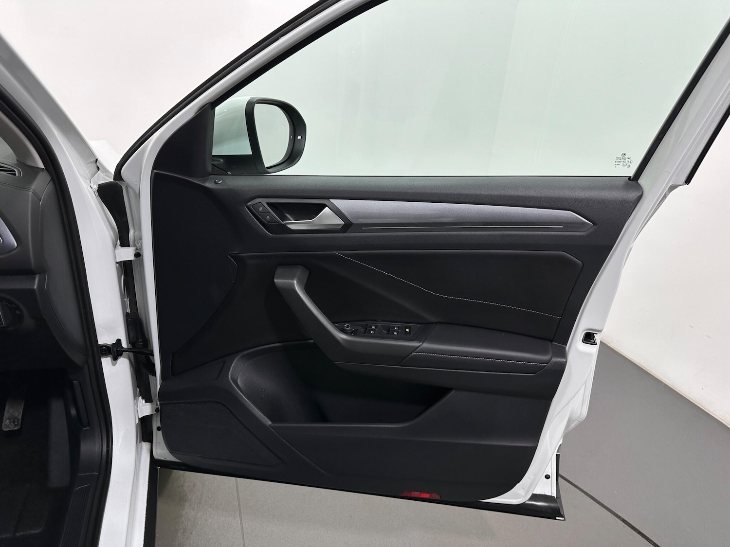 Used Volkswagen T-Roc 2023 for sale - 77454981: Photo 34