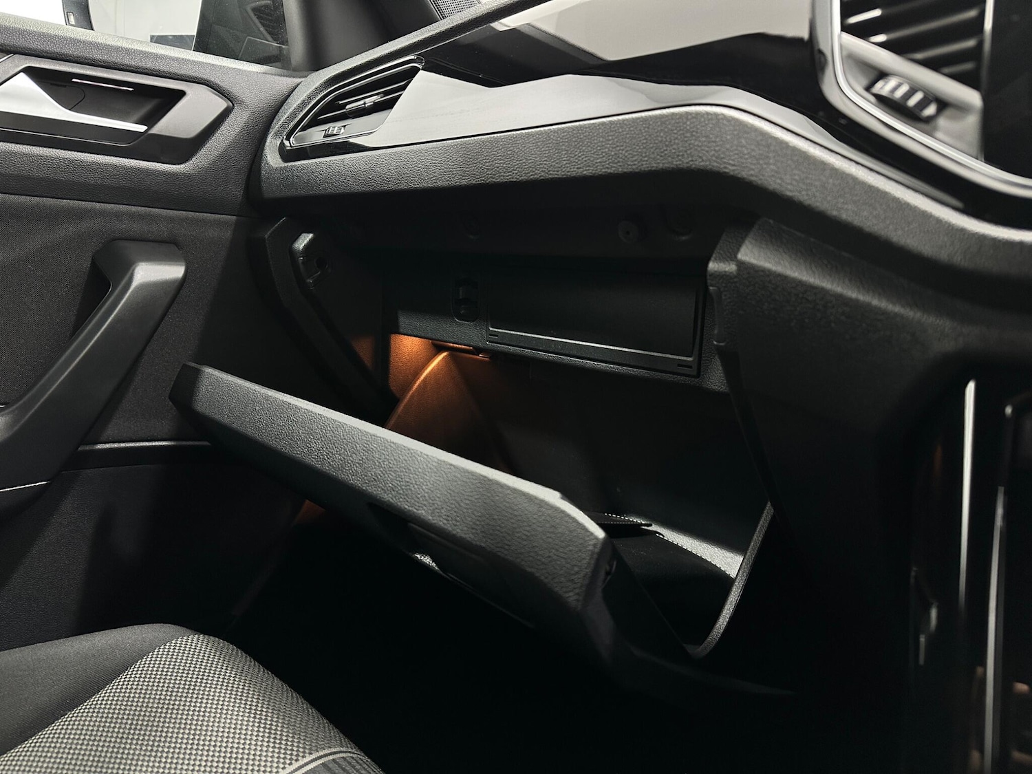 Used Volkswagen T-Roc for sale - 77612531: Photo 27