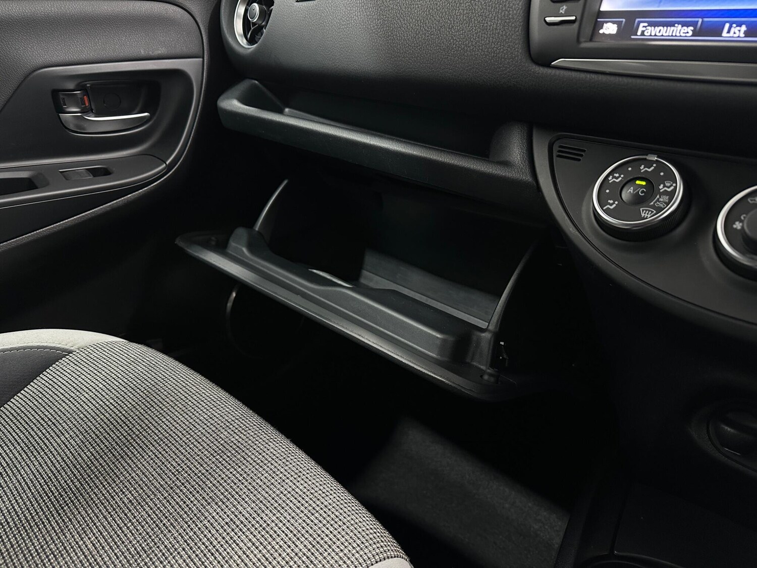 Used Toyota Yaris 2020 for sale - 77469041: Photo 27