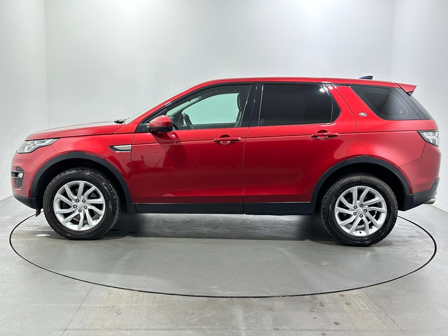 Used Land Rover Discovery Sport 2016 for sale - 76878850: Photo 5