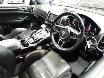Used Porsche Cayenne 2016 for sale - 79104079: Photo