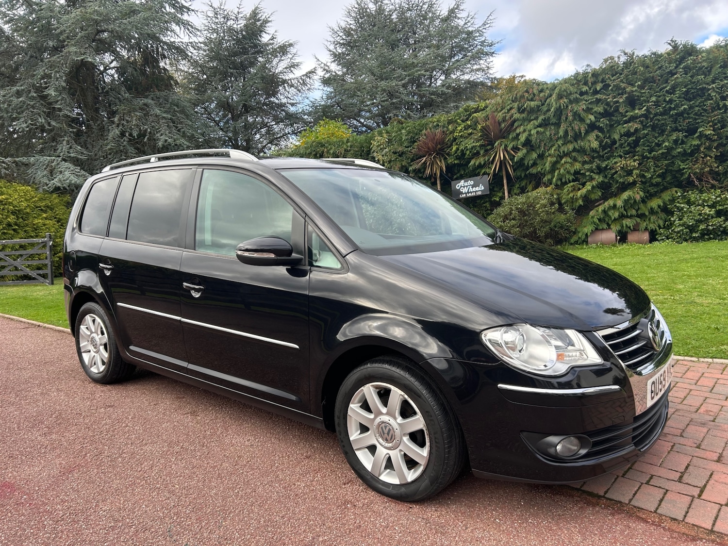 Used Volkswagen Touran 2009 for sale - 76324326: Photo 1