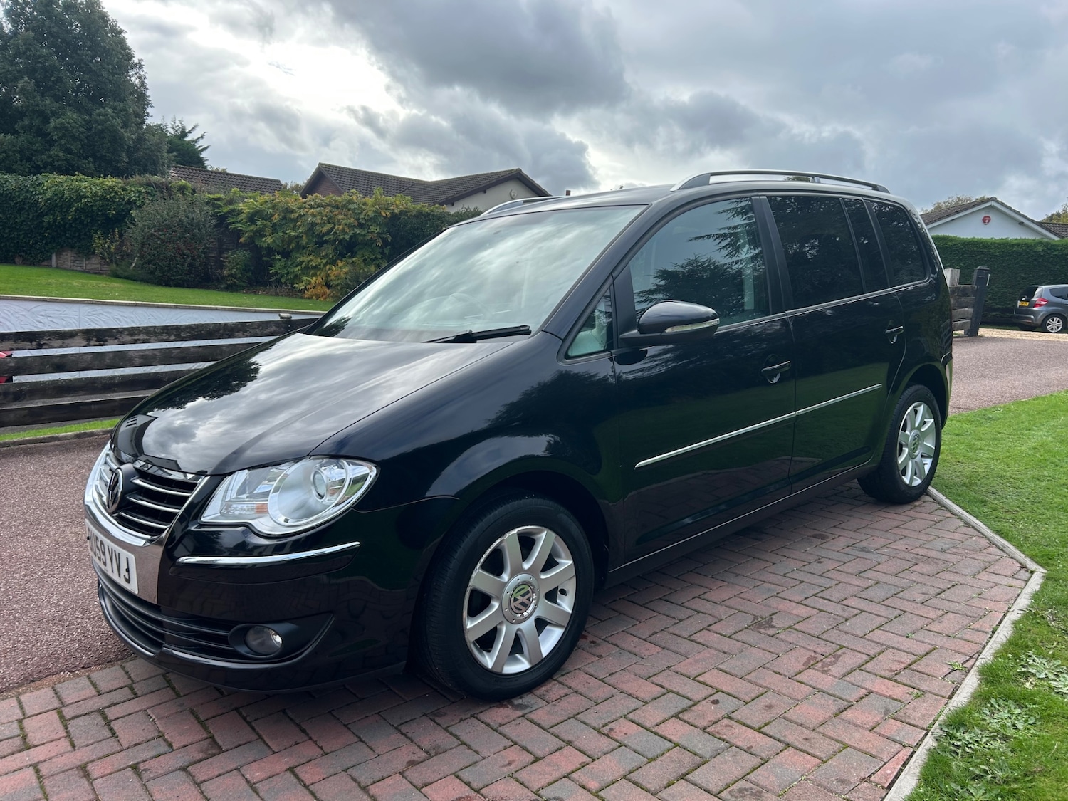 Used Volkswagen Touran 2009 for sale - 76324326: Photo 2