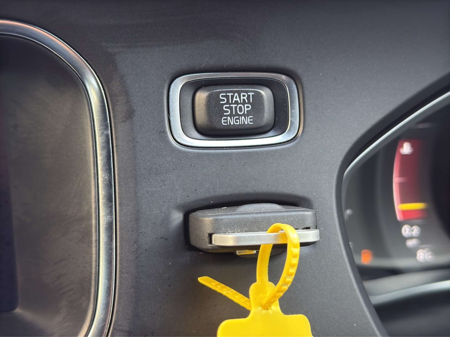 Used Volvo V40 2017 for sale - 76949884: Photo 28