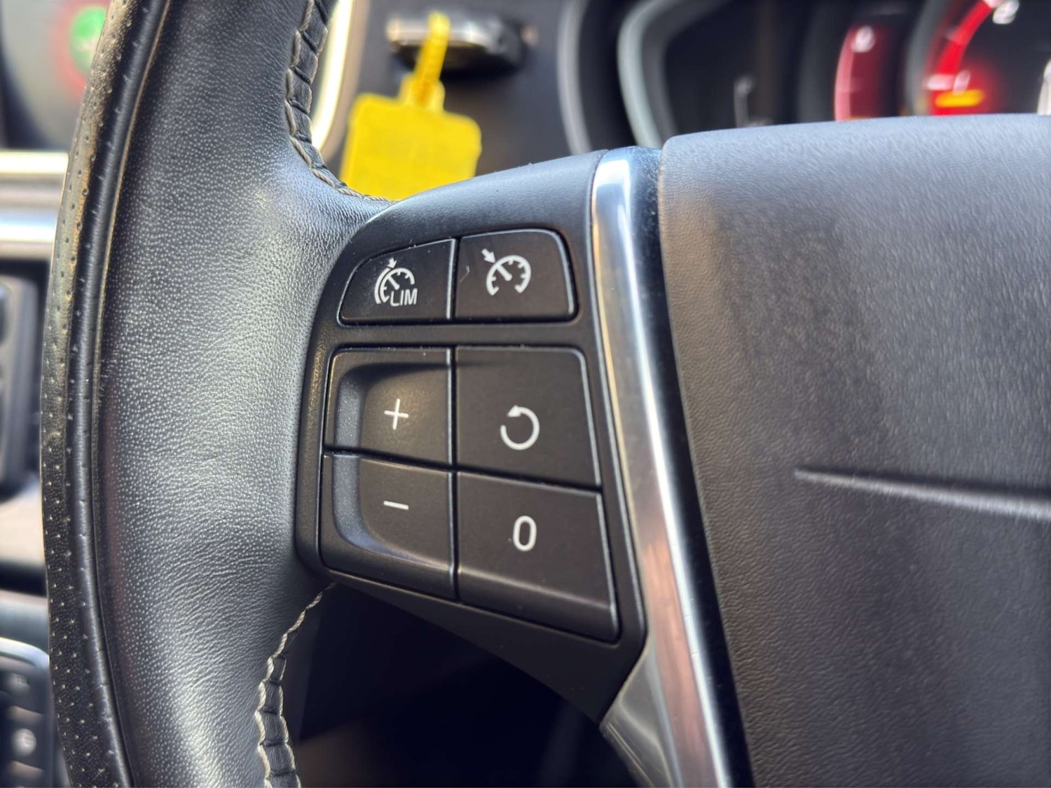 Used Volvo V40 2017 for sale - 76949884: Photo 31