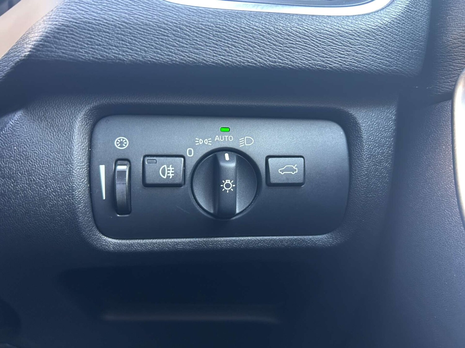 Used Volvo V40 2016 for sale - 77717777: Photo 38