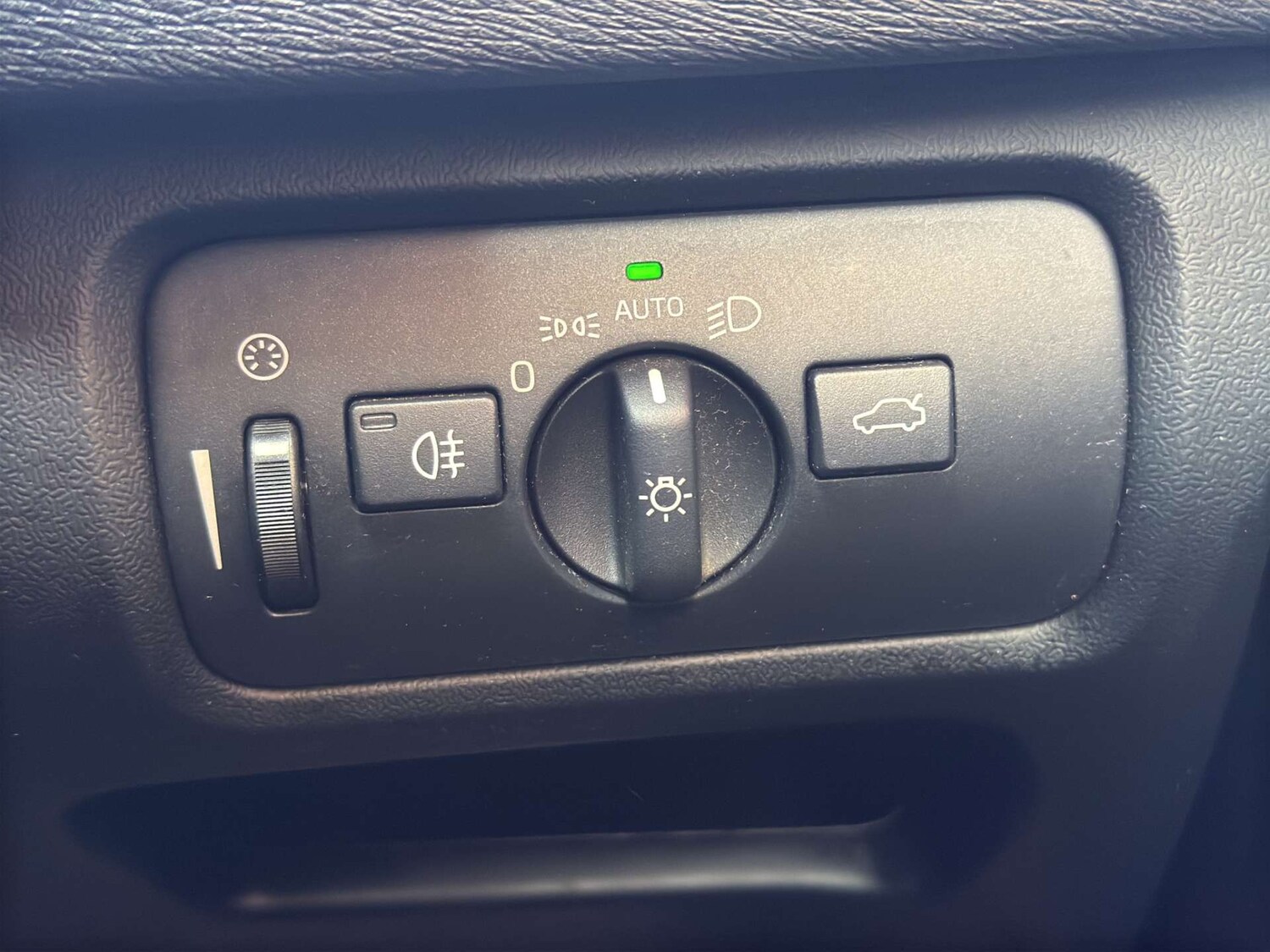 Used Volvo V40 2017 for sale - 77551275: Photo 28