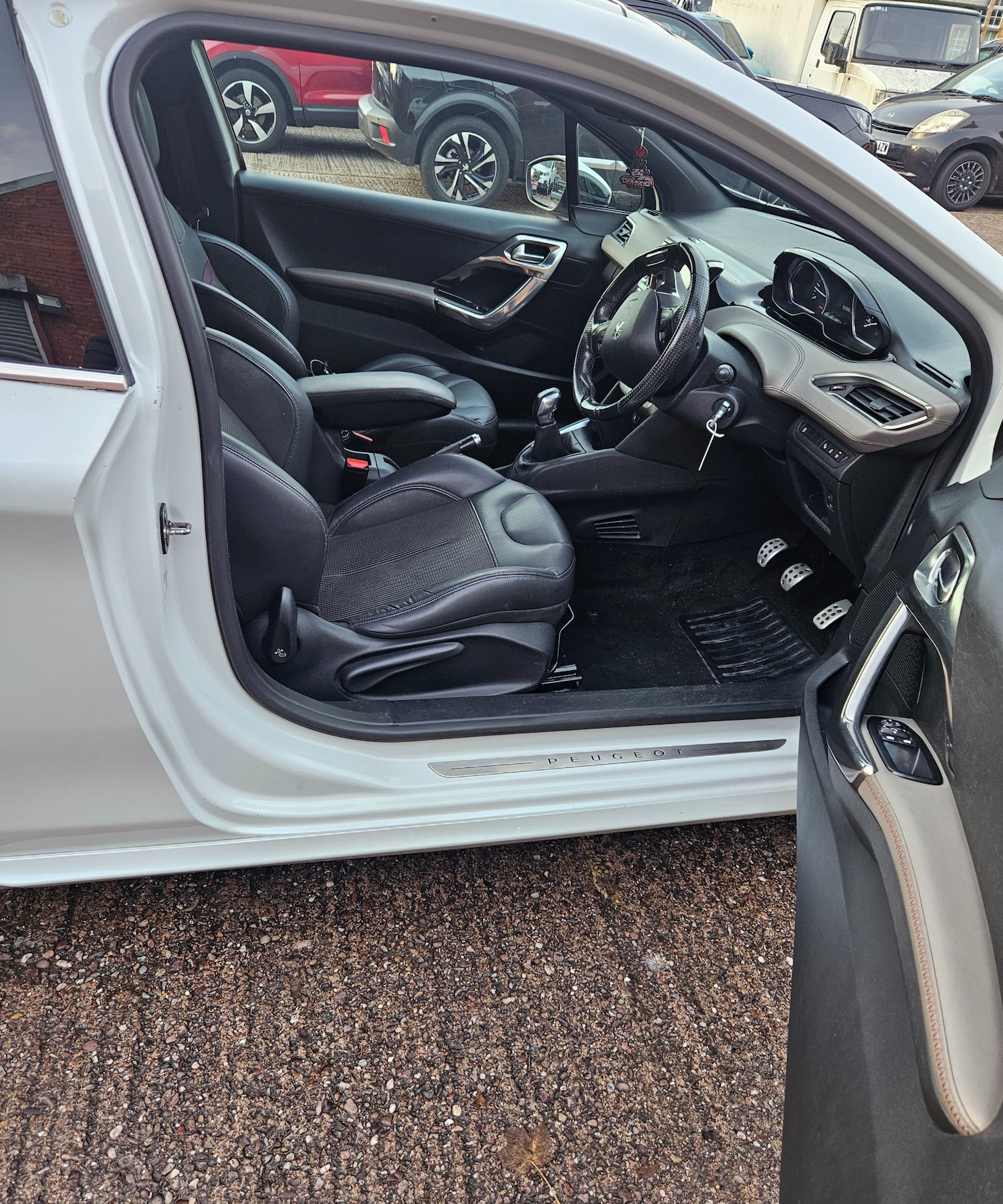 Used Peugeot 208 2014 for sale - 76480039: Photo 15