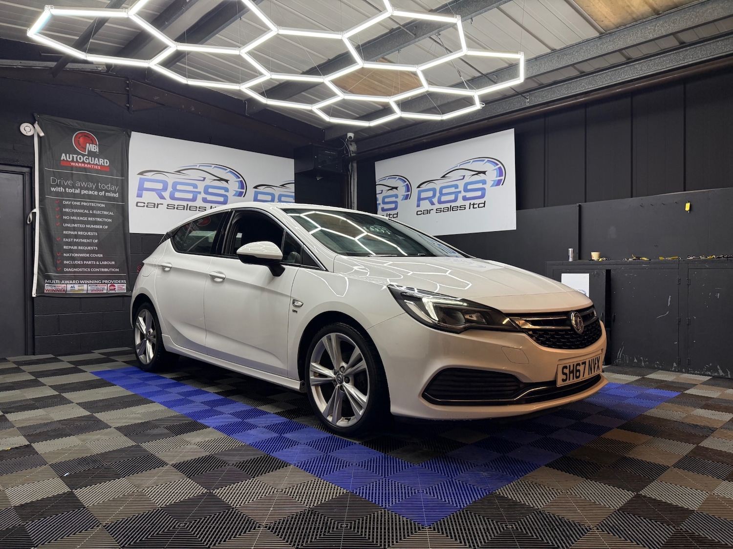 Used Vauxhall Astra 2017 for sale - 77516490: Photo 2