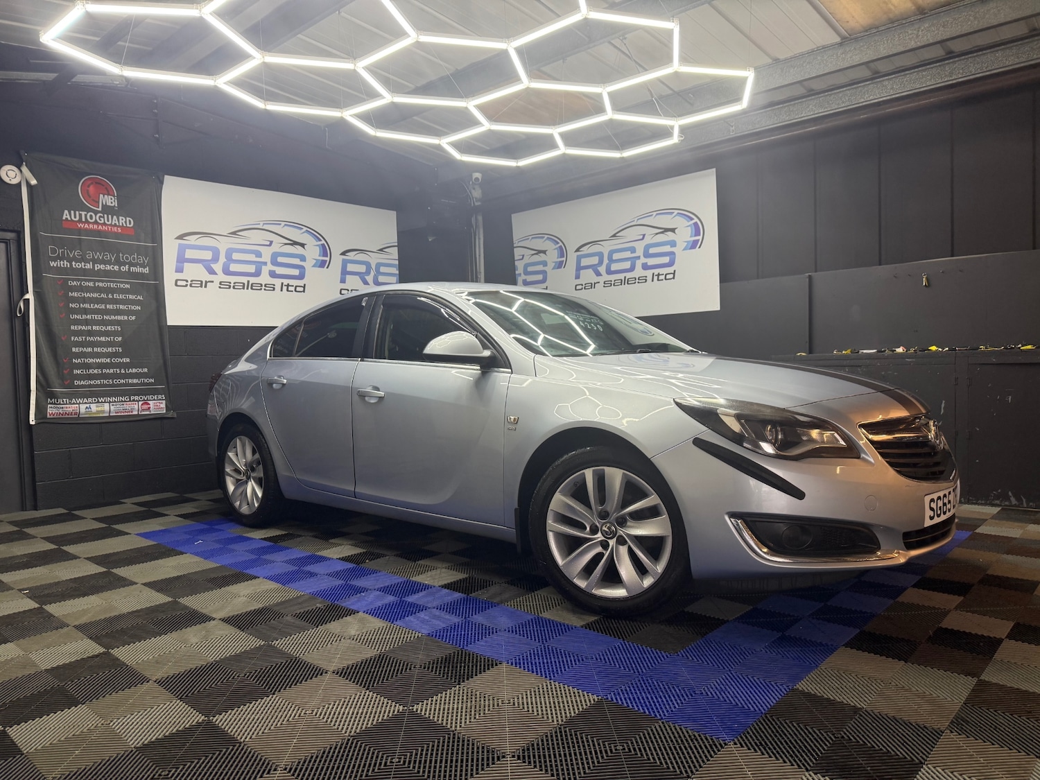 Used Vauxhall Insignia 2015 for sale - 77844775: Photo 2