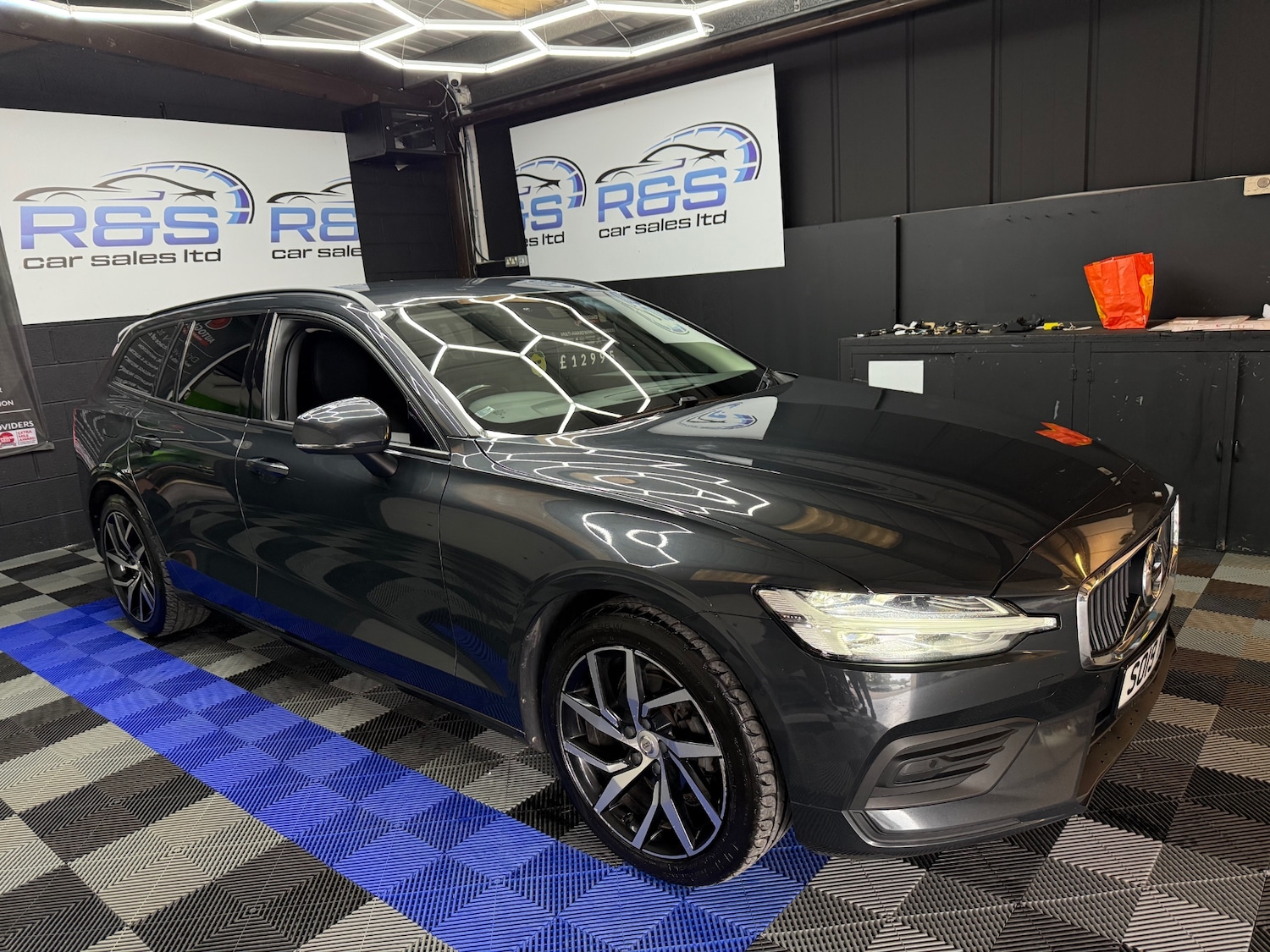 Used Volvo V60 2019 for sale - 76142419: Photo 1