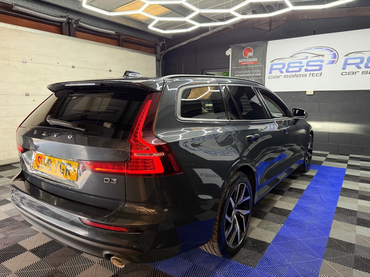 Used Volvo V60 2019 for sale - 76142419: Photo 10