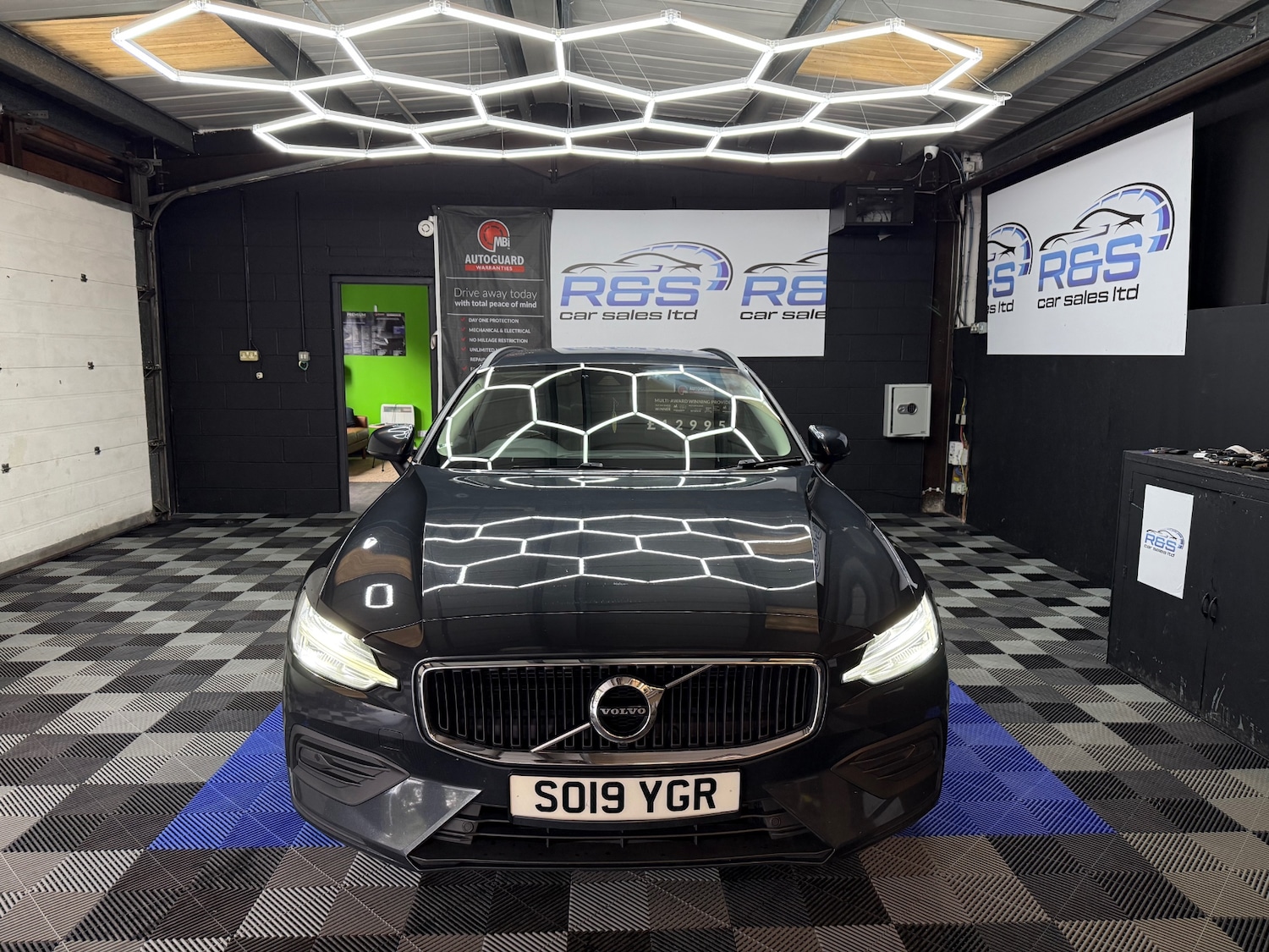 Used Volvo V60 2019 for sale - 76142419: Photo 2