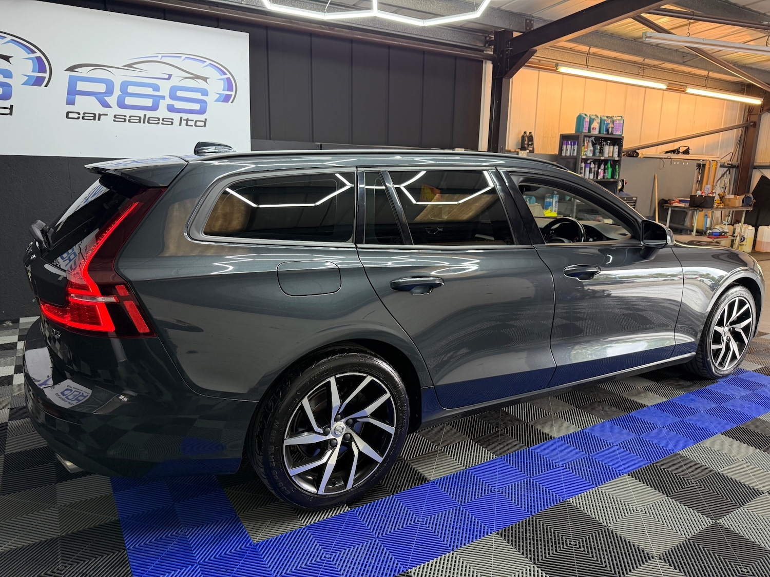 Used Volvo V60 2019 for sale - 76142419: Photo 4